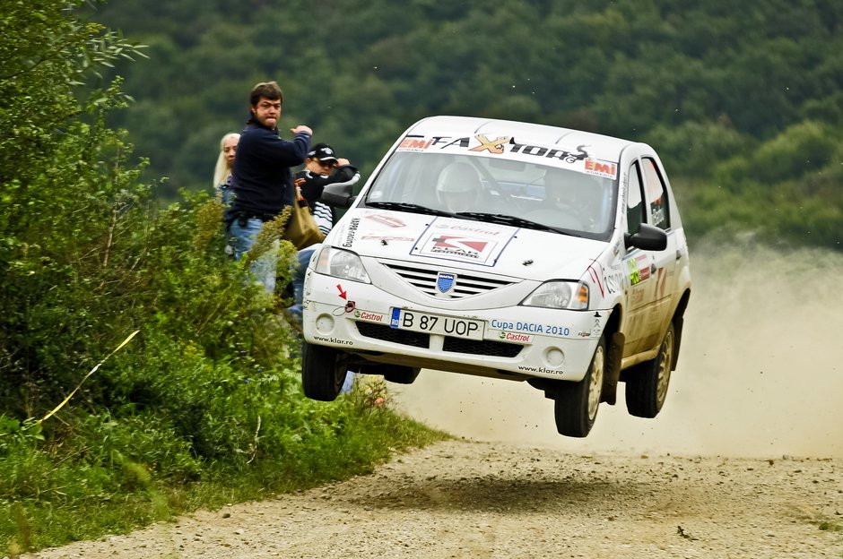 Ploaie, noroi, saritori, bolovani... un raliu de macadam perfect!