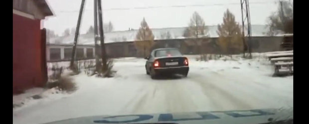 Politia din Rusia urmareste o masina, reuseste sa il opreasca pe sofer in cele din urma