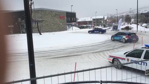 Politia norvegiana urmareste o brigada de masini tunate care fac show si drifturi pe soseaua inzapezita