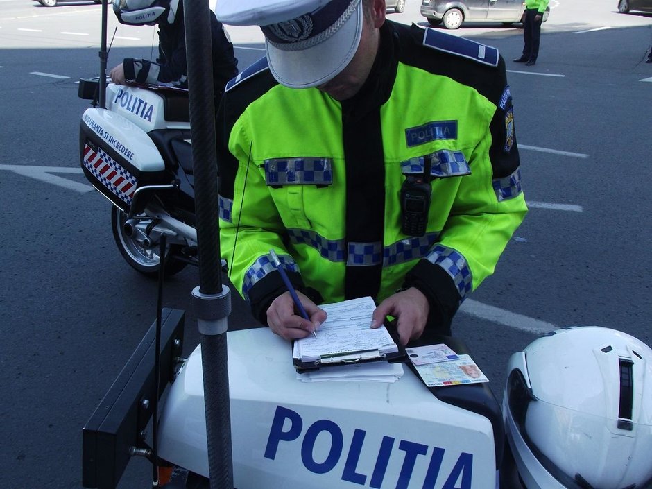 Politia renunta la completarea proceselor verbale cu pixul. Amenda vine pe tableta Politia renunta la completarea proceselor verbale cu pixul. Amenda vine pe tableta