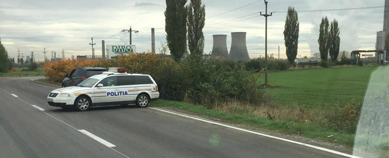 Politia Romana, izvor nesecat de... inconstienta. O autospeciala cu radar a blocat o banda pe DN1 Politia Romana, izvor nesecat de... inconstienta. O autospeciala cu radar a blocat o banda pe DN1