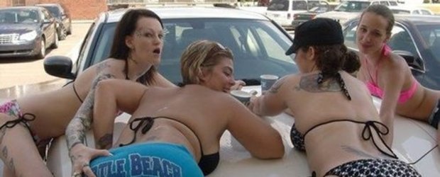 Politist concediat dupa ce si-a spalat masina de serviciu la Sexy Car Wash