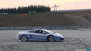 Politistii fac cerculete cu un Lamborghini Gallardo. Adica se antreneaza.