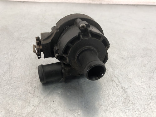 Pompa auxiliara recirculare apa VW Passat B8 2.0 TDI 190cp sedan 2017 (5Q0965561B)