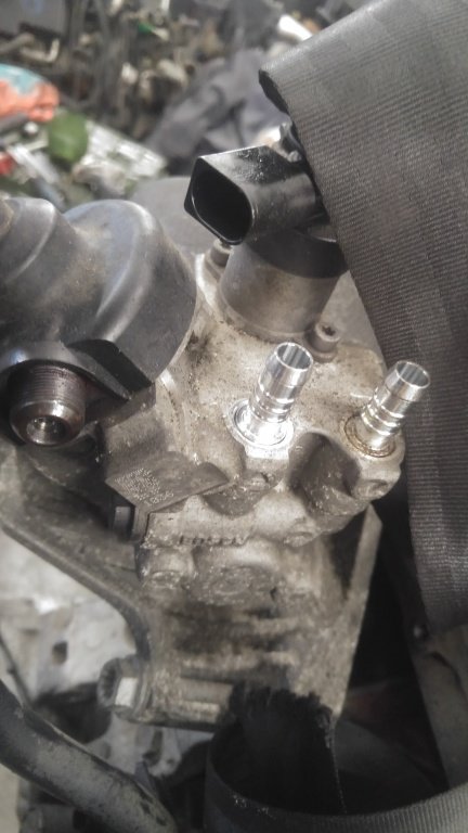 Pompa inalta 1.6 tdi vw golf 7 clh 77kw 105cp dupa 2013 0445010537 04l130755d