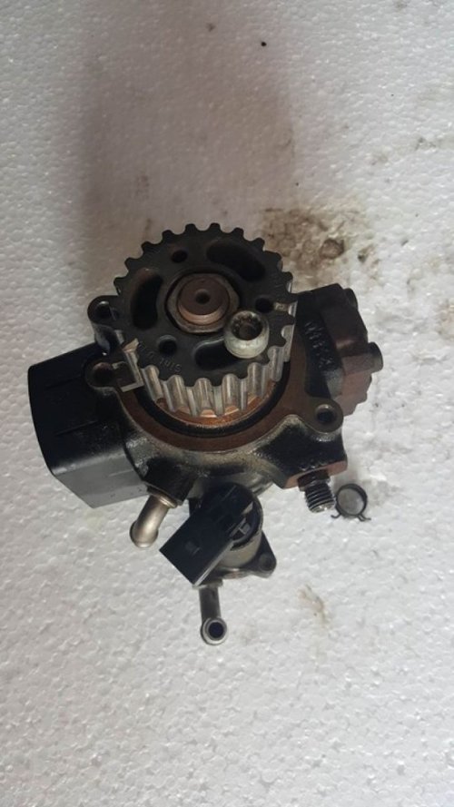 Pompa inalta presiune 03l130755e skoda superb II 1.6 tdi cayc 105 cai