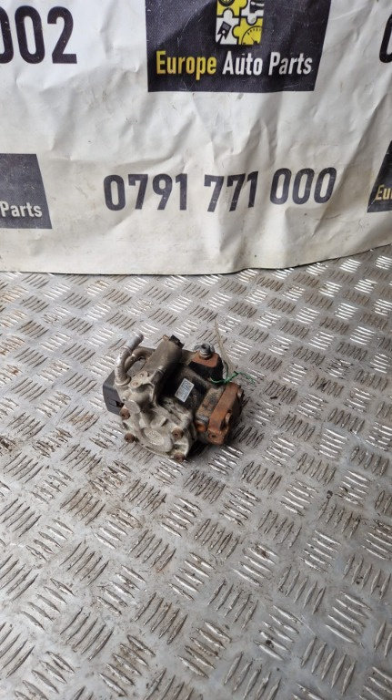 Pompa injectie mic defect Vw Golf 6 1.6 TDI cod motor CAY ,transmisie manuala 5+1 , an 2010 cod 03L1...