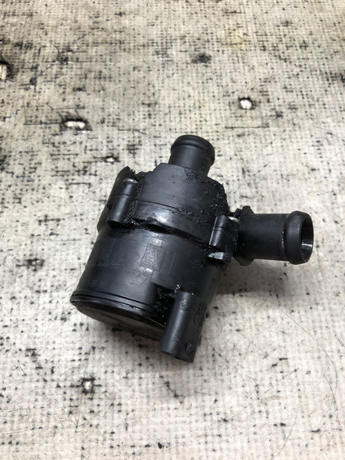 Pompa recirculare apa Audi A3 2015, 5C0965561