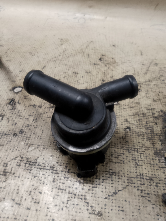 Pompa recirculare apa Audi A4 B8 2.0 2011, 03L965561A