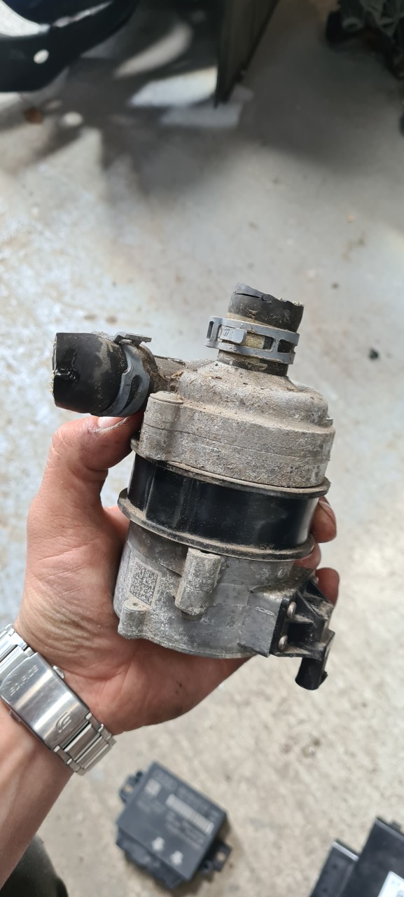 Pompa recirculare apa AUDI Q5 8R A6 C7 4G A5 A4 2.0 TDI 2014 2015 2016