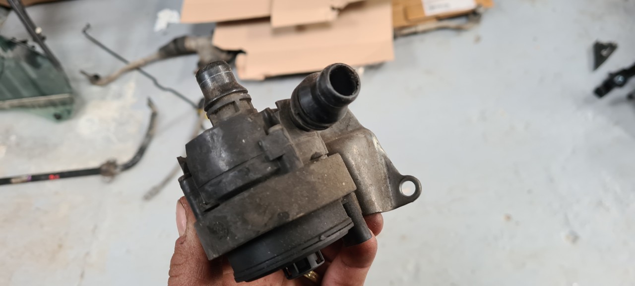 Pompa recirculare apa BMW X3 F25 X4 F26 2.0D B27D20A 2014 2015 2016