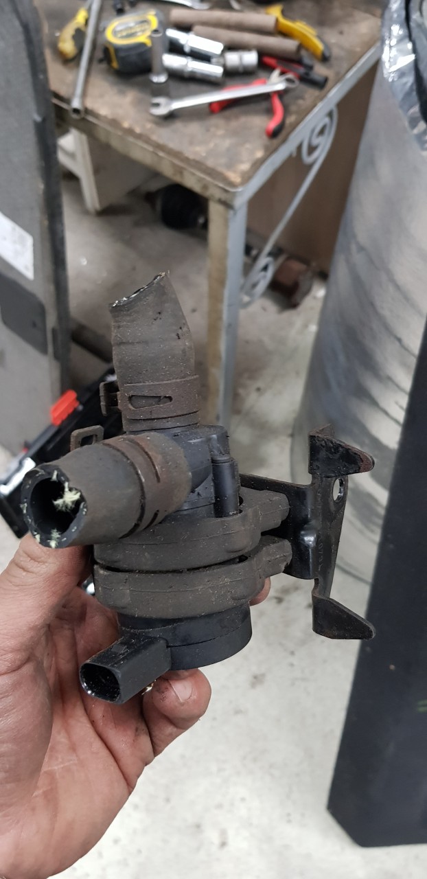 Pompa recirculare apa Vw Touareg 7L 3.0 TDI BKS 2006 2007 2008