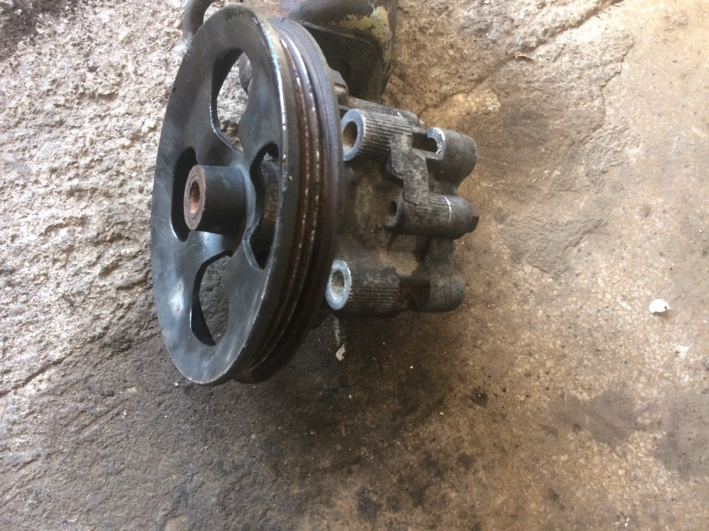 Pompa serovodirectie Toyota Yaris P1 [1999 - 2003] Hatchback 3-usi 1.5 MT (106 hp) (SCP1_ NLP1_ NCP1_)