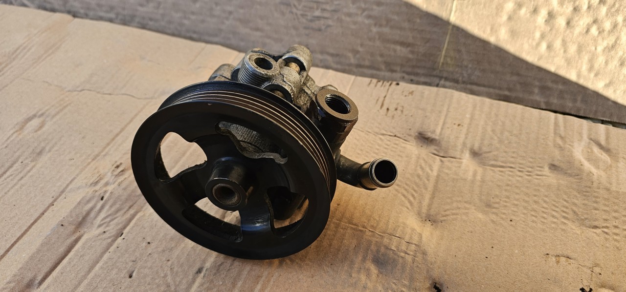 Pompa servodirectie Toyota Avensis T25 2.0 D4D 2003 2004 2005 2006