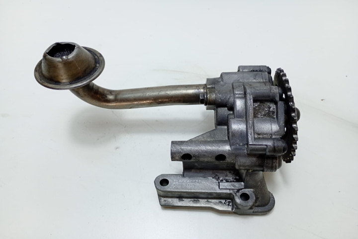 Pompa ulei 038115105D Volkswagen VW Passat B5 [1996 - 2000]