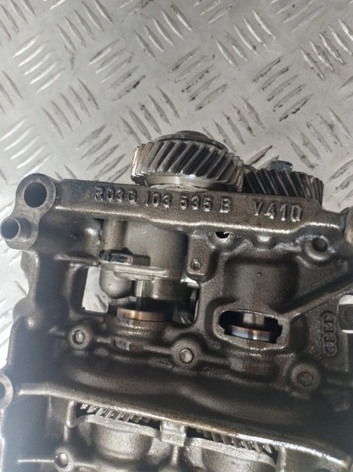 Pompa ulei audi a4 b8 2. 0 tdi , cod motor CAG, an 2011 cod 03G103537B