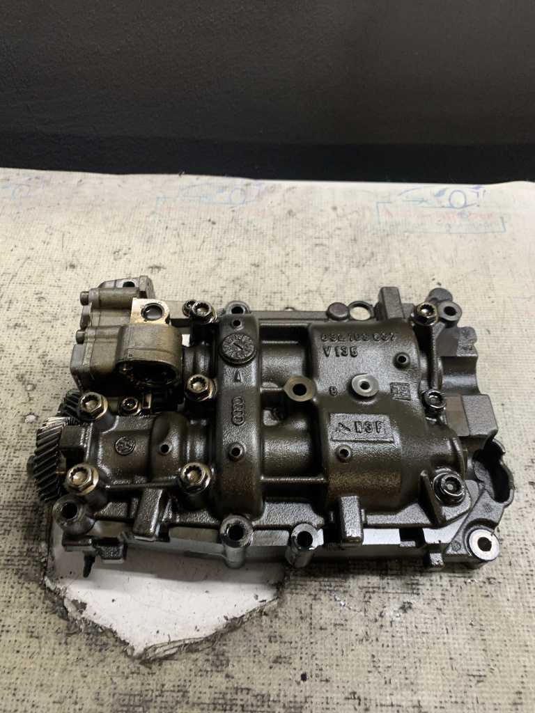Pompa ulei Volkswagen Tiguan 2.0 Motorina 2012, 03L103537