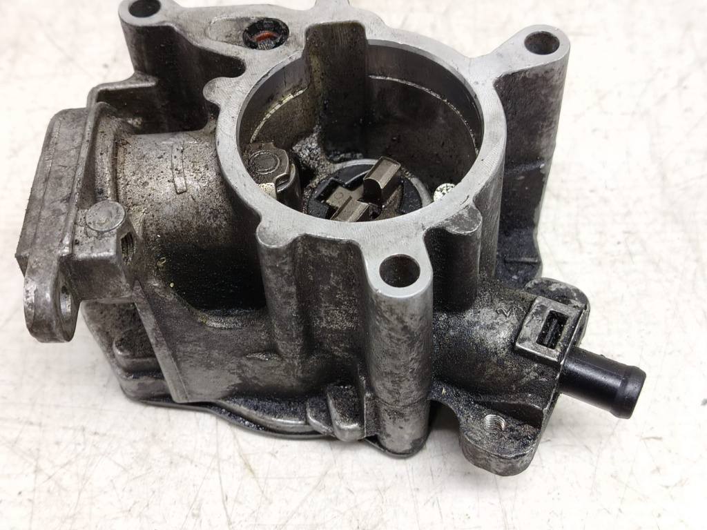 Pompa vacuum 06j145100c 2.0 tfsi CDNB Audi A4 B8/8K [2007 - 2011]