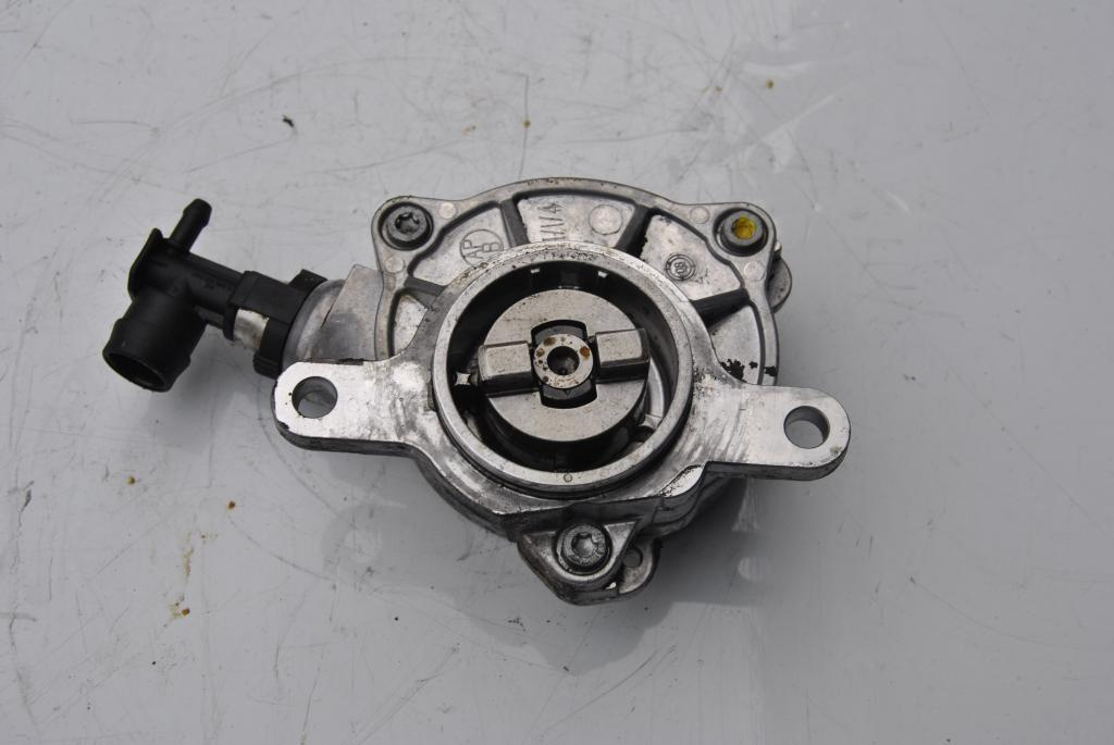 Pompa vacuum 8200797164 Nissan Primastar 2.5 DCI cod motor G9U dupa an fab. 2006