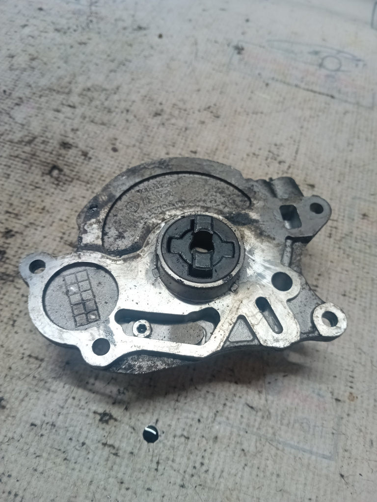 Pompa vacuum Volkswagen Golf 6 2011, 03L100D