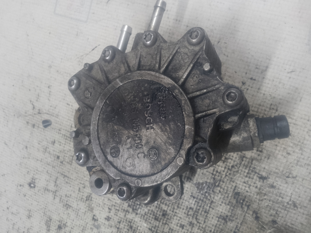 Pompa vacuum Volkswagen Passat B6 Motorina 2006, 03G145209C