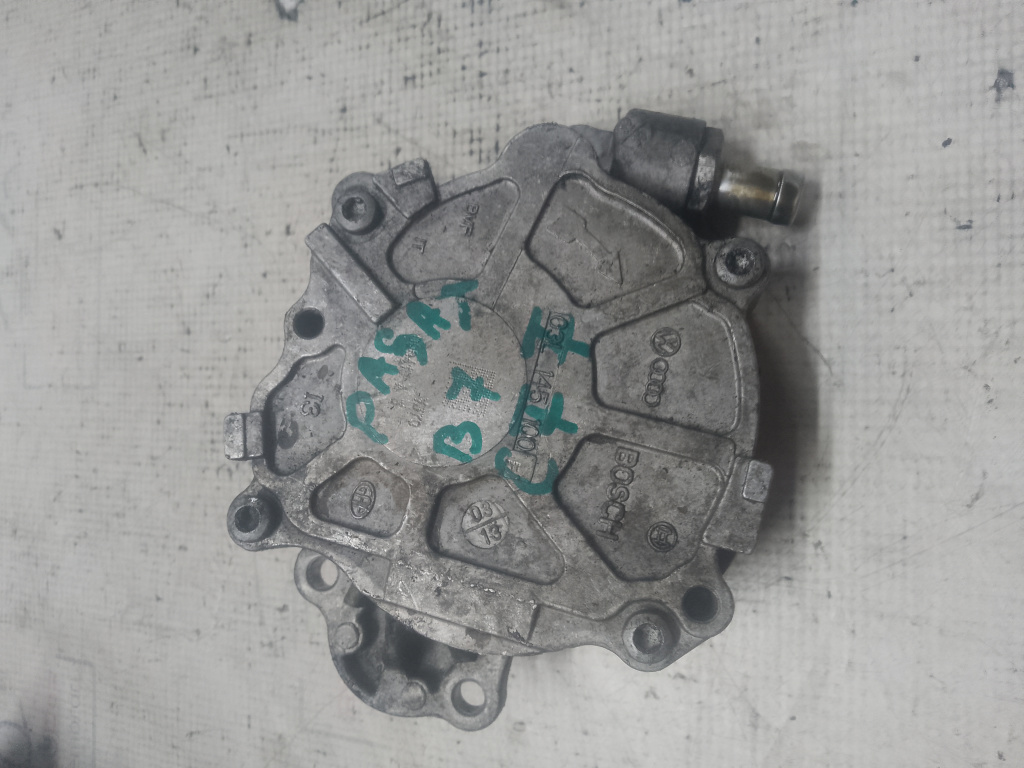 Pompa vacuum Volkswagen Passat B7 Motorina 2011, 03L145100F