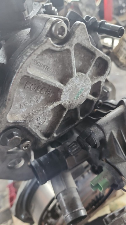Pompa vacuum Volvo V40 S40 D2 1.6 d cod motor D4162T cod 9684736780