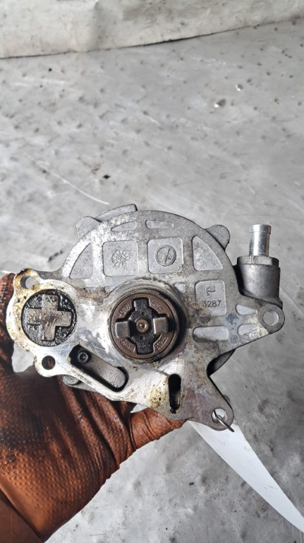 Pompa vacuum VW Passat B6 1.6 TDI CAY an 2010 cod 03L145100G