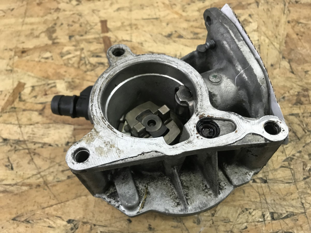 Pompa vacuum VW Passat B6 2.0TSI combi 2008 (cod intern: 13947)