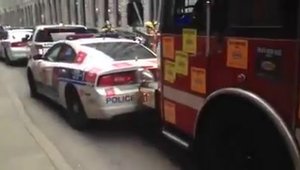 Pompierii din Canada lovesc o masina de politie pentru a ajunge la un incendiu