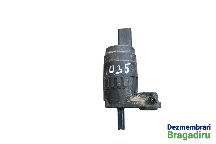 Pompita lichid parbriz si luneta Cod: 1T0955651A 1T0955651A Volkswagen VW Golf 5 [2003 - 2009] Hatchback 3-usi 1.9 TDI 6DSG (105 hp) Cod motor: BKC, Cod cutie: HLH, Cod culoare: LA6Q