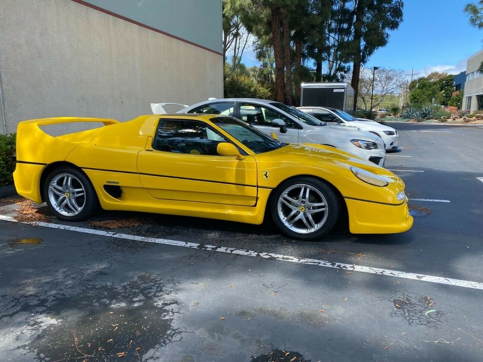 Pontiac Fiero transformat in Ferrari F50