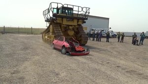 Pontiacul Firefly nu are nici o sansa de supravietuire in fata unui Caterpillar D11