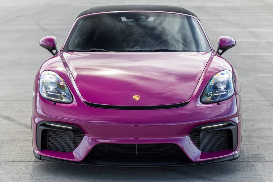 Porsche 718 Spyder in nuanta Ruby Star