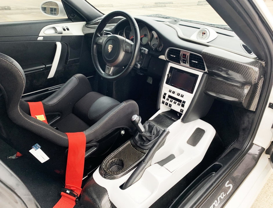 Porsche 911 cu scaun sofer central