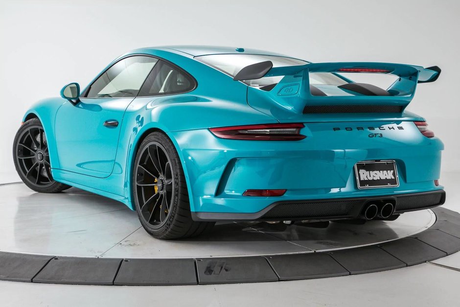 Porsche 911 GT3 in Miami Blue