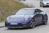 Porsche 911 in rosu si albastru