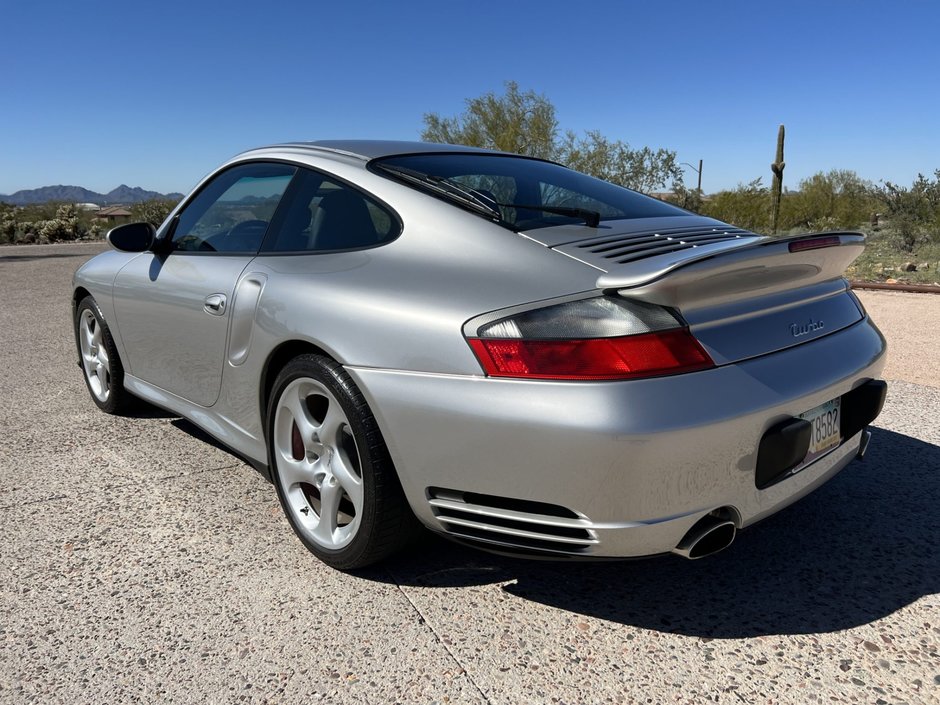 Porsche 911 Turbo cu 7.369 kilometri la bord