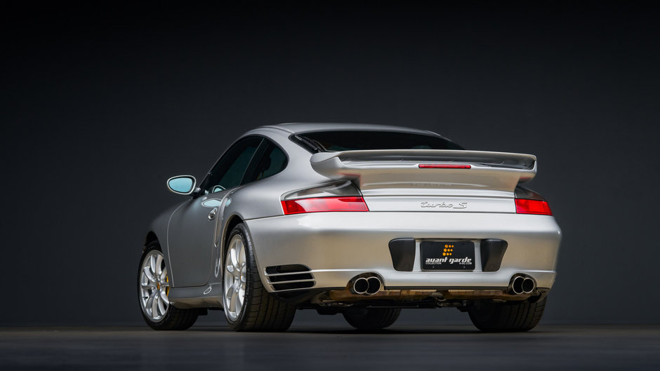 Porsche 911 Turbo S cu 4.399 kilometri la bord