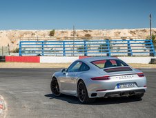 Porsche 911 Turbo S si Carrera GTS