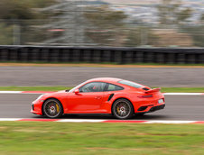 Porsche 911 Turbo S si Carrera GTS