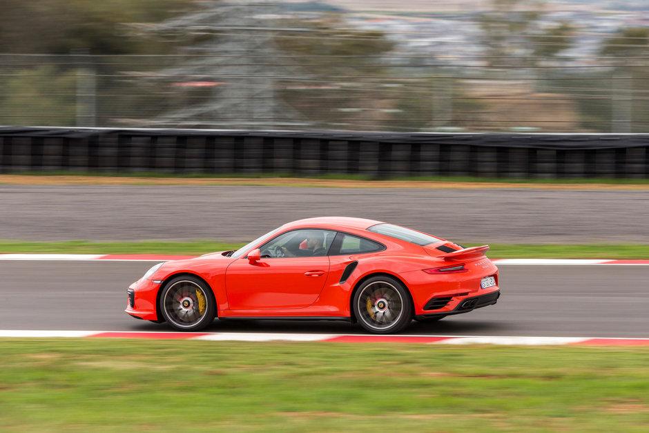 Porsche 911 Turbo S si Carrera GTS