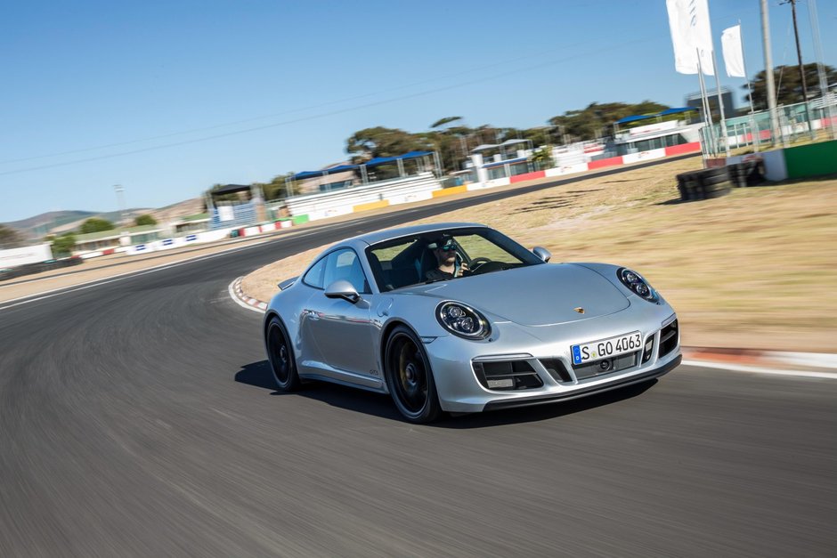 Porsche 911 Turbo S si Carrera GTS