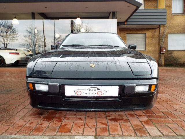 Porsche 944