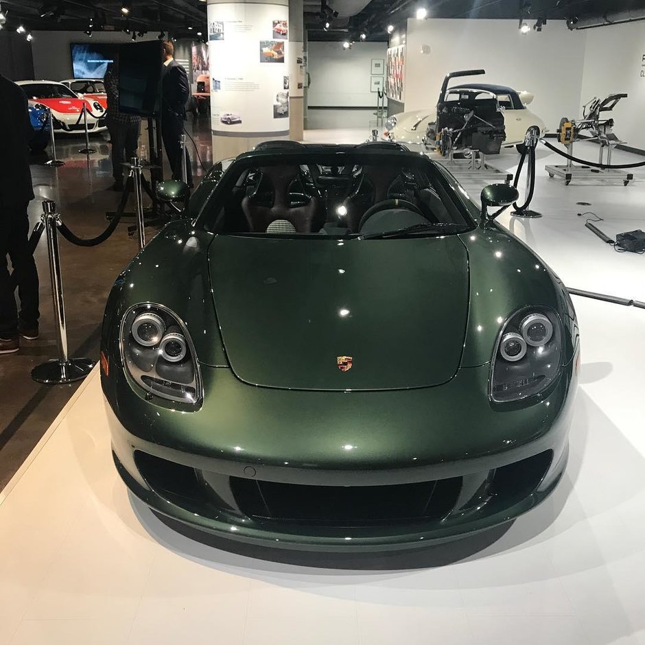 Porsche Carrera GT in Oak Green Metallic