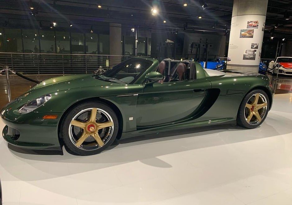 Porsche Carrera GT in Oak Green Metallic