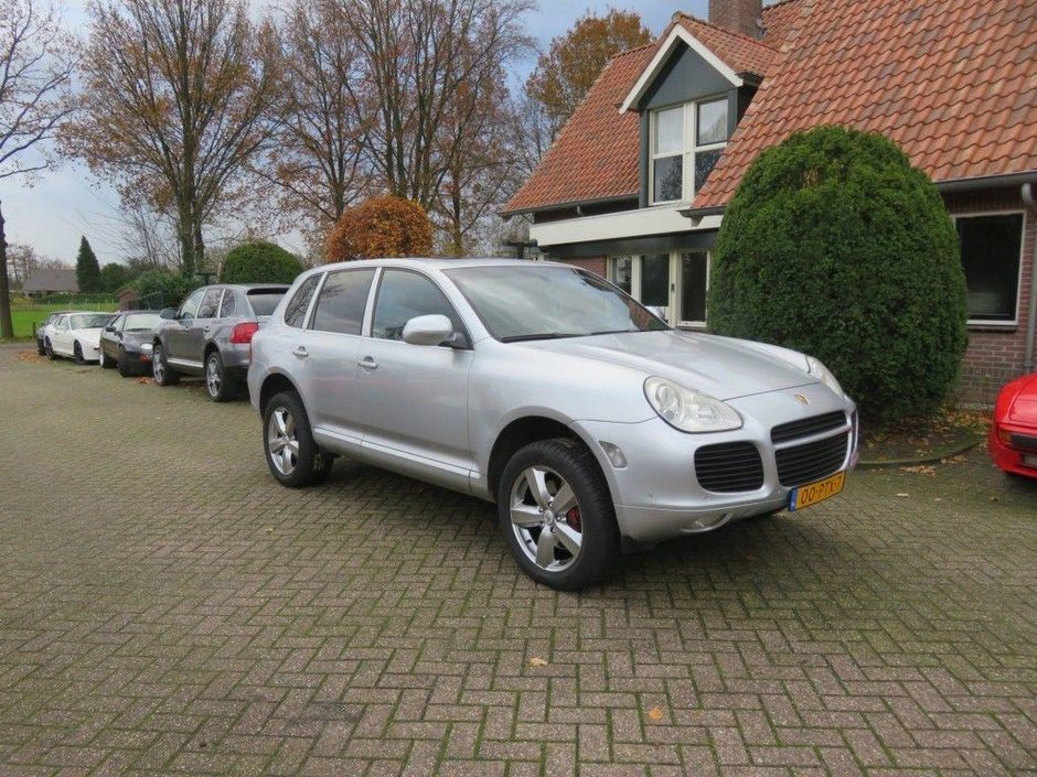 Porsche Cayenne cu 365.000 km la bord