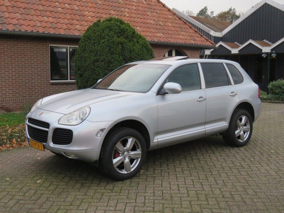 Porsche Cayenne cu 365.000 km la bord