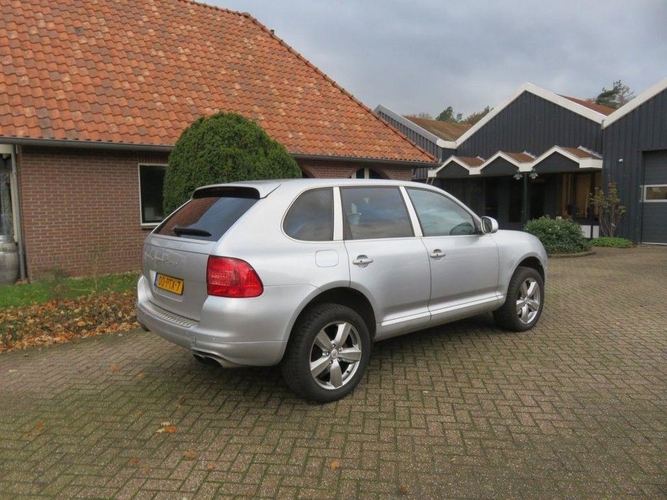 Porsche Cayenne cu 365.000 km la bord