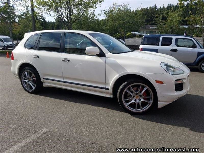 Porsche Cayenne GTS cu transmisie manuala